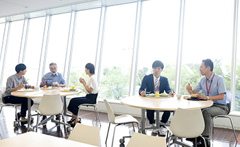 社員食堂でランチを倒しむ社員の写真