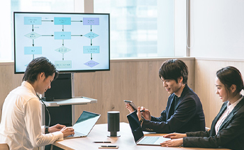 基幹システム更新に向けて検討を進めるチームイメージ写真