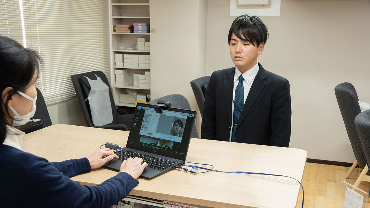 ノートPCで顔登録を実施