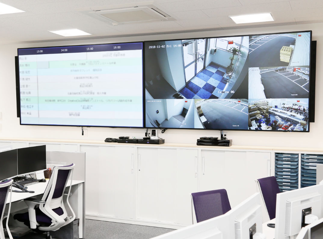 98型4Kディスプレイを壁面に2枚設置