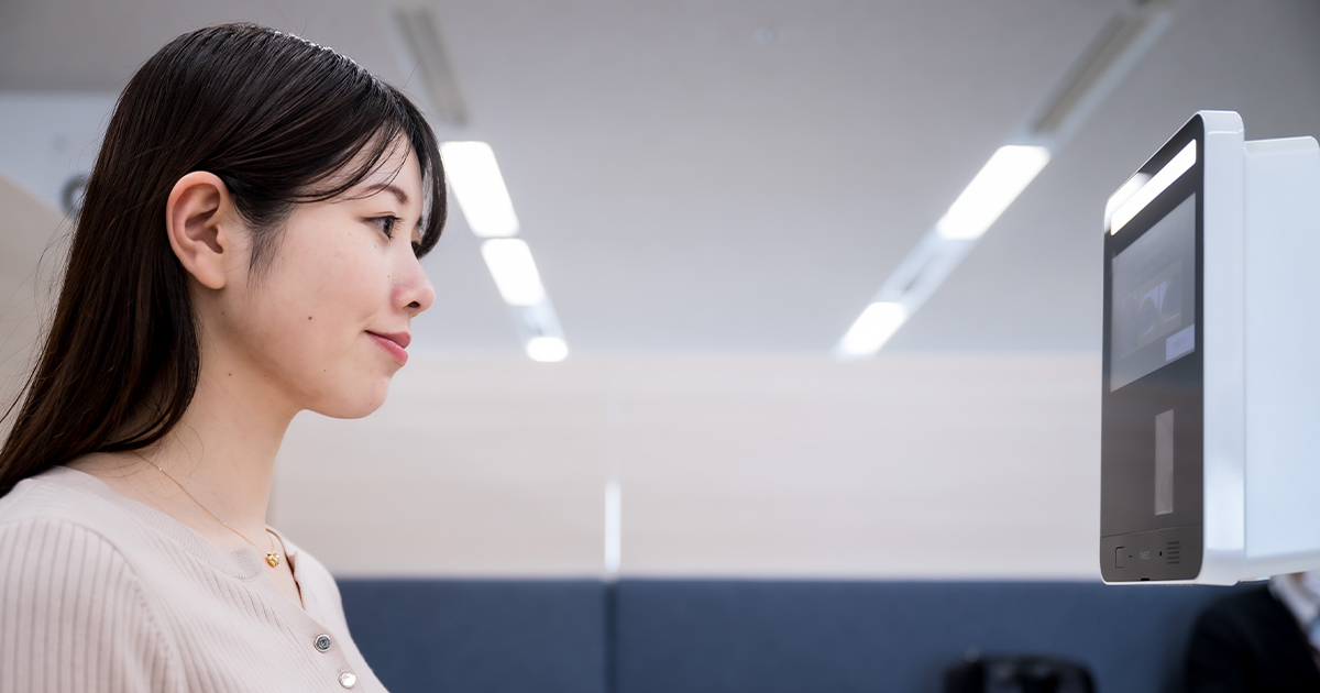 顔と虹彩をワンアクションで認証できる高精度な生体認証技術: NECの最